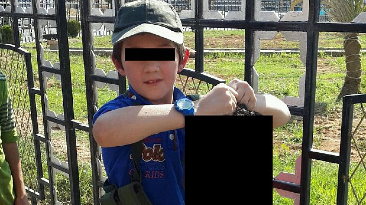Συρία: Επτάχρονος Αυστραλός ποζάρει στον φακό με ένα κομμένο κεφάλι!